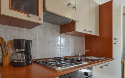 Novigrad (Zadar) 115: Countertop, Property, Cabinetry, Gas Stove, Kitchen Appliance, Kitchen Stove, Cooktop, Kitchen, Home Appliance, Wood