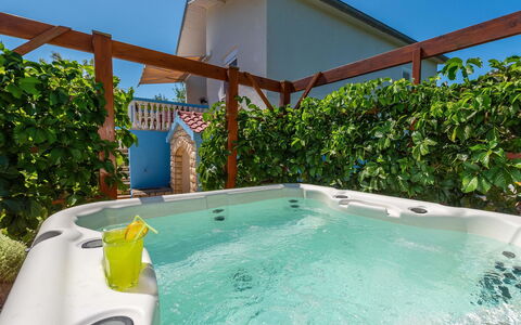 Milka: Water, Plant, Sky, Building, Property, Daytime, Swimming Pool, Azure, Shade, Body Of Water