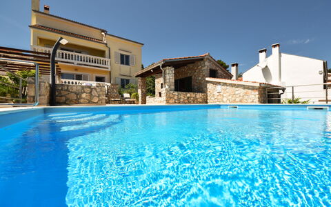 Cici: Water, Sky, Building, Plant, Swimming Pool, Blue, Azure, House, Tree, Aqua