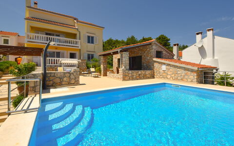 Cici: Sky, Water, Plant, Property, Swimming Pool, Building, Azure, Shade, Leisure, Residential Area