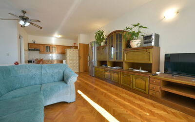 Marija 100.2: Room, Wood Flooring, Floor, Furniture, Interior Design, Property, Hardwood, Building, Living Room, Wall