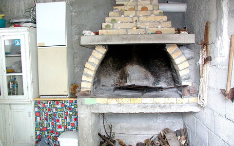 Rudi: Hearth, Masonry Oven, Fireplace, Room, Kitchen Appliance, Concrete, House