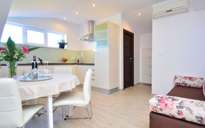 Accommodation:&nbsp;Rina 120.3