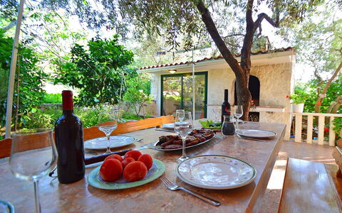 Rogoznica Ražanj 510: Table, Tableware, Furniture, Property, Food, Plant, Bottle, Chair, Building, Interior Design