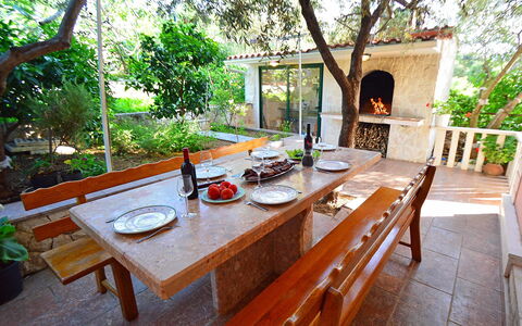 Rogoznica Ražanj 510: Table, Furniture, Plant, Wood, Outdoor Furniture, Building, Interior Design, Tree, Flowerpot, Wood Stain