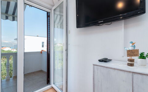 Miljus: Property, Window, Television, Interior Design, Wood, Building, Wall, Plant, Television Set, Home Appliance