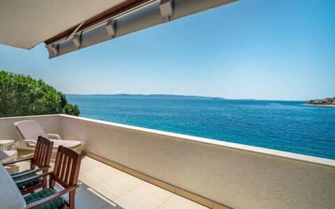 Bila Kuća: Property, Azure, Room, Real Estate, Ocean, Sea, House, Building, Vacation, Sky