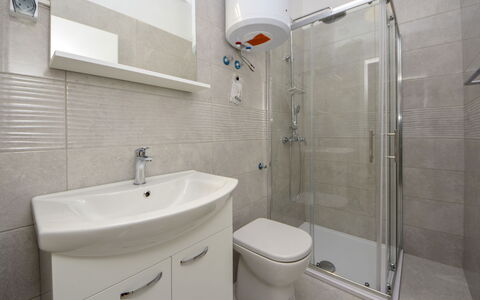Orebić Viganj 100: Plumbing Fixture, Property, Tap, Mirror, White, Sink, Bathroom, Bathroom Sink, Building