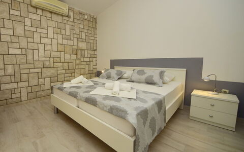 Orebić Viganj 100: Building, Property, Furniture, Cabinetry, Comfort, Drawer, Textile, Wood, Bed Frame, Chest Of Drawers