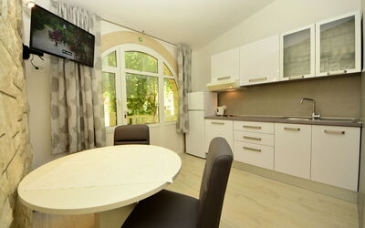 Accommodation:&nbsp;Moreška 100.2