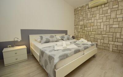Accommodation:&nbsp;Moreška 100.2