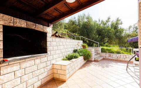 Nataly: Property, Building, Room, House, Wall, Home, Architecture, Real Estate, Backyard, Brickwork