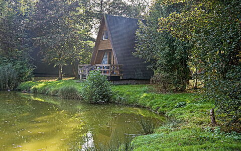 Hechthausen 100: Water, Plant, Natural Landscape, Building, Tree, Vegetation, House, Grass, Lake, Shrub