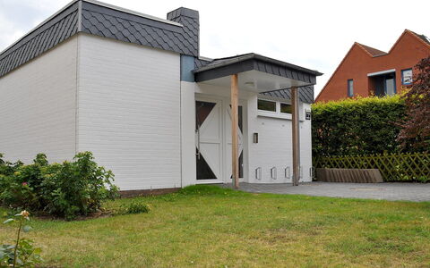 Rosengrund: Plant, Building, Property, Window, Sky, House, Land Lot, Tree, Grass, Cottage