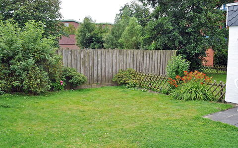 Rosengrund: Yard, Grass, Property, Lawn, Garden, Land Lot, Backyard, Fence, Tree, Wall