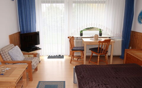 Rosengrund: Table, Furniture, Property, Building, Comfort, Textile, Wood, Interior Design, Window, Curtain