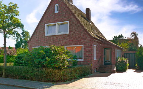 Kleen: Cloud, Sky, Plant, Building, Window, House, Flower, Tree, Land Lot, Door