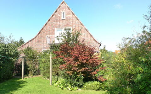 Kleen: Tree, House, Property, Leaf, Architecture, Home, Sky, Botany, Real Estate, Spring