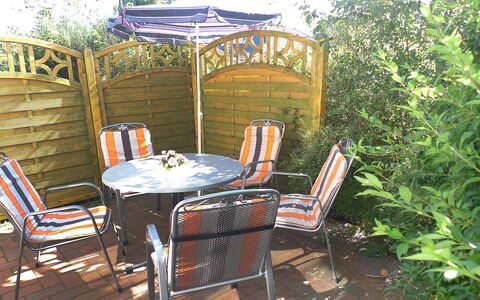 Kleen: Property, Backyard, Furniture, Chair, Room, House, Yard, Tree, Patio, Home