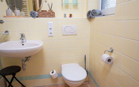 Strandwinkel: Brown, Mirror, Plumbing Fixture, Property, Sink, Tap, Bathroom, Bathroom Sink, Purple, Black