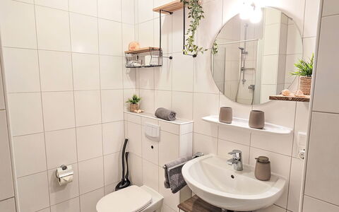 Norddeich 359: Interior Design, Bathroom Sink, Plumbing Fixture, Bathroom, Flooring, Floor, Toilet, Sink, Tap, Plumbing