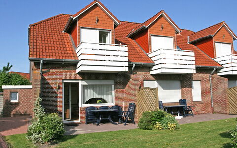Norddeich 380: Plant, Sky, Building, Property, Window, House, Land Lot, Wood, Residential Area, Tree