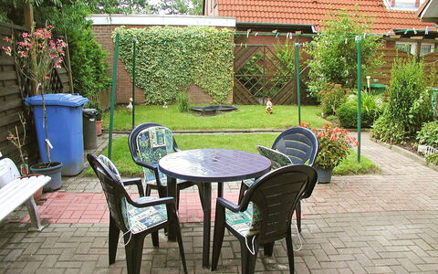 Schonerweg: Property, Yard, Backyard, House, Garden, Patio, Outdoor Table, Cottage, Table, Furniture