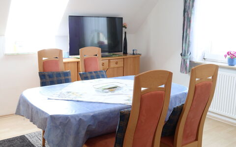 Schonerweg: Furniture, Flooring, Wood, Interior Design, Floor, Chair, Table, Kitchen & Dining Room Table, Lighting, Dining Room