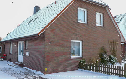 Schonerweg: Building, Window, Property, Snow, Sky, House, Architecture, Cottage, Wood, Brickwork