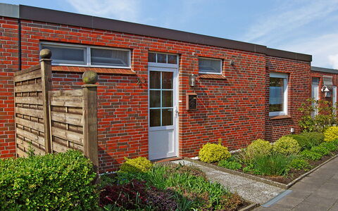 Seefalke: Plant, Cloud, Sky, Building, Property, Window, Brickwork, Brick, House, Wood