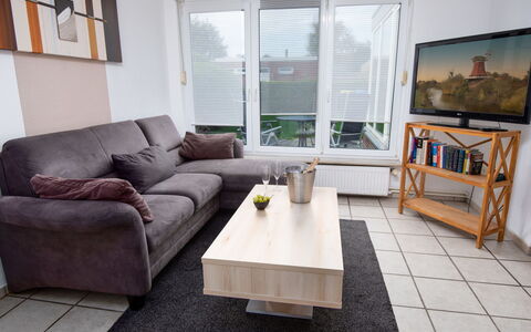Seefalke: Table, Couch, Property, Picture Frame, Furniture, Window Blind, Wood, Studio Couch, Living Room, Interior Design