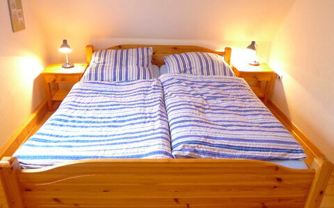 Natur Pur am Nordseedeich: Bedroom, Bed, Furniture, Room, Bed Frame, Bed Sheet, Bedding, Hardwood, Comfort, Mattress