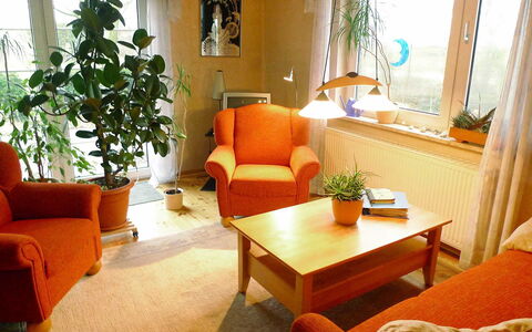 Natur Pur am Nordseedeich: Room, Living Room, Property, Furniture, Building, Interior Design, Table, House, Real Estate, Couch