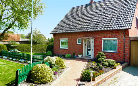 Bentweg: Plant, Sky, Building, Window, Tree, House, Land Lot, Cottage, Door, Road Surface