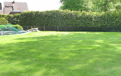 Bentweg: Lawn, Grass, Yard, Property, Land Lot, Grass Family, Grassland, Garden, Plant, Landscaping