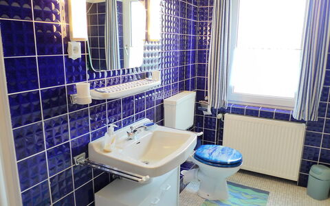 Bentweg: Bathroom, Property, Room, Tile, Purple, Interior Design, Real Estate, Architecture, Building, Plumbing Fixture