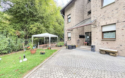 Adenau 160: Driveway, Garden, Flagstone, Brick, Yard, Bicycle, Landscaping, Backyard