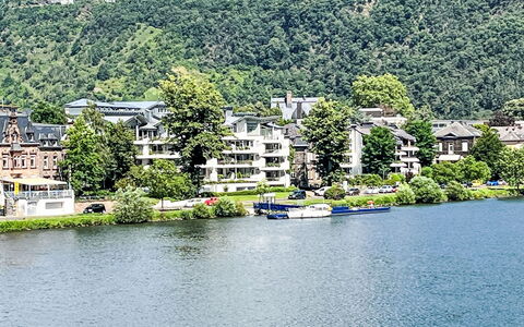 Appartement A12: Water, Building, Plant, Natural Landscape, Sky, Lake, Cloud, Vegetation, House, Highland