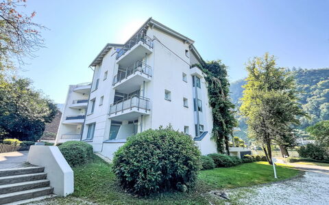 Appartement A12: Plant, Sky, Building, Window, Tree, Land Lot, Urban Design, Stairs, Grass, Real Estate