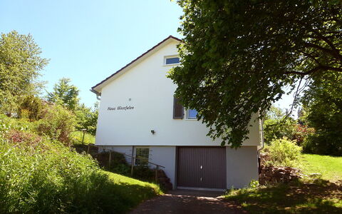Westfalen: Plant, Building, Sky, Tree, House, Land Lot, Natural Landscape, Cottage, Window, Road Surface