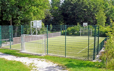 Siegsdorf 100: Plant, Property, Tree, Fence, Land Lot, Grass, Home Fencing, Shrub, Rectangle, Mesh