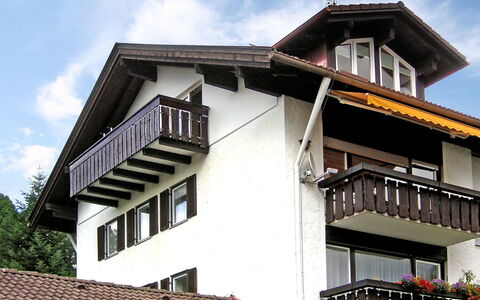 Panorama: Sky, Cloud, Building, Window, Wood, House, Plant, Urban Design, Neighbourhood, Cottage