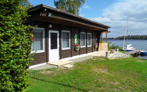 Güstrower Chaussee: Sky, Water, Property, Building, Window, Cloud, Plant, Watercraft, Boat, Tree