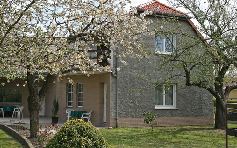 Zerna: House, Home, Property, Residential Area, Building, Tree, Architecture, Real Estate, Spring, Estate