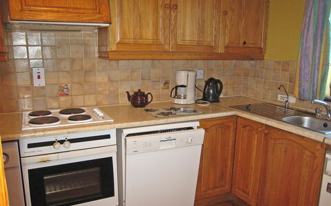 Portmagee Knightstown 100: Brown, Kitchen Sink, Cabinetry, Countertop, Property, Sink, Building, White, Kitchen Appliance, Kitchen