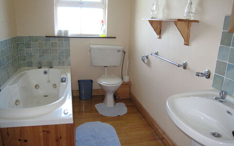 Portmagee Knightstown 100: Tap, Plumbing Fixture, Property, Bathroom Sink, Sink, White, Window, Green, Bathroom, Purple