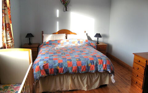 Glenvale Cottage: Bedroom, Bed, Furniture, Room, Bed Sheet, Bedding, Bed Frame, Property, Floor, Interior Design