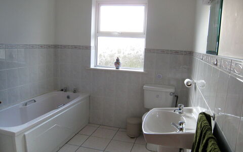 Glenvale Cottage: Bathroom, Property, Room, Bathtub, Tile, Floor, Wall, Plumbing Fixture, Interior Design, Real Estate