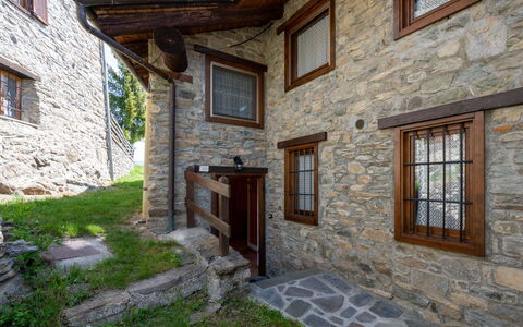 Remondet 20: Building, Plant, Window, Property, Brickwork, Brick, Door, Wood, Flooring