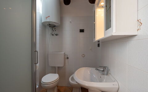 Remondet 20: Tap, Plumbing Fixture, Sink, Bathroom Sink, Mirror, Property, White, Building, Bathroom, Purple
